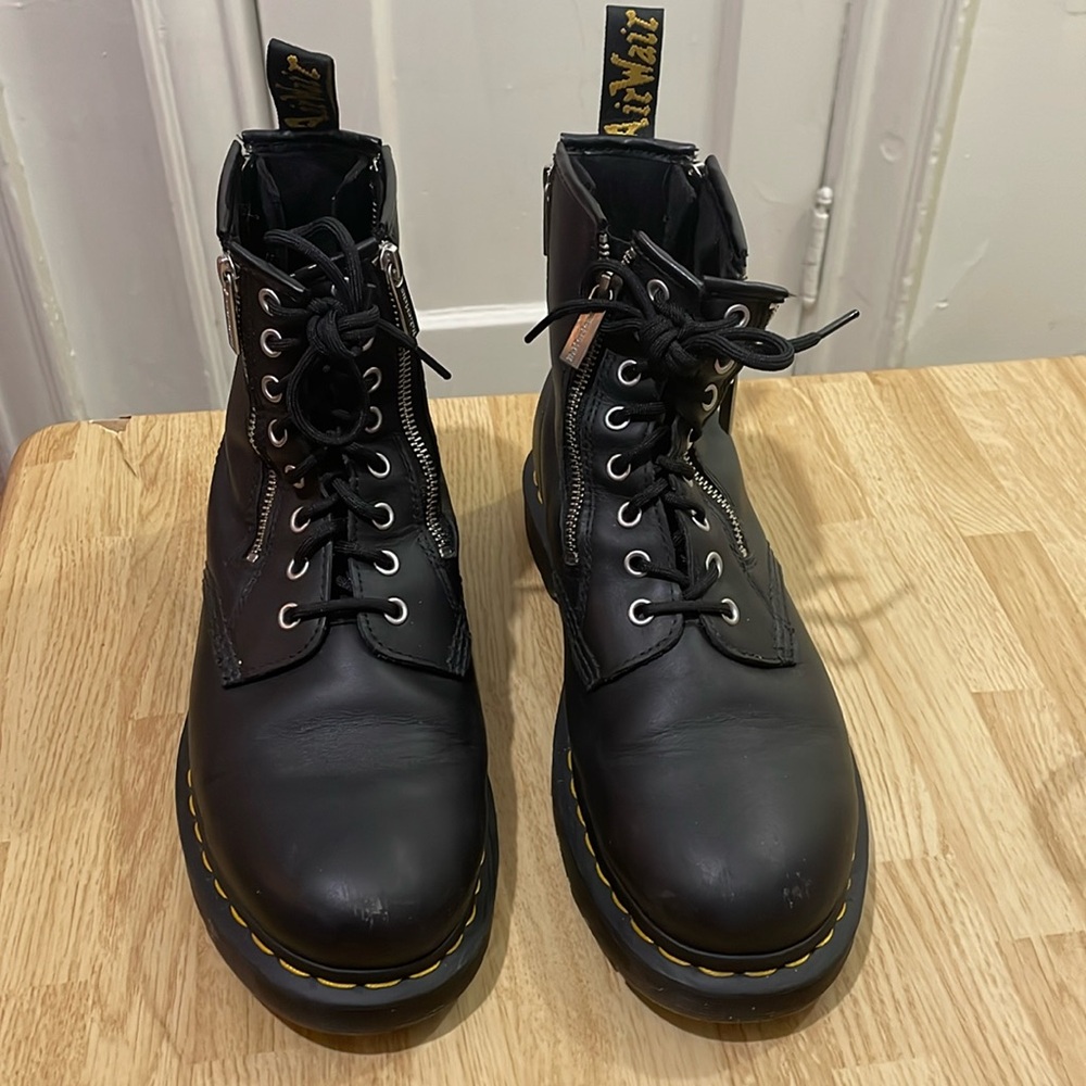 DOC MARTENS:Airwait leather Zip Unisex black boots.Size 9 Men ,Size 10 Ladies